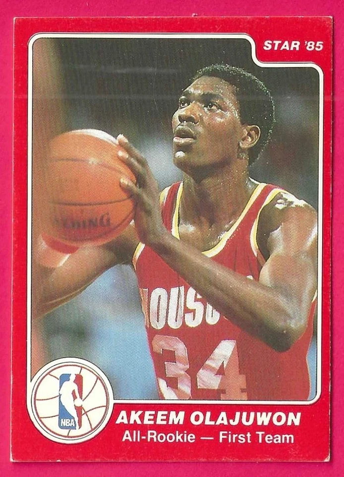 Tarjeta del primer equipo 1985 Star Akeem Olajuwon All Rookie #1 de 11 Houston Rockets Foto 1 de 4