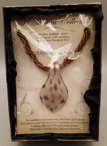 The Artesian Collection GLAS ANHÄNGER mundgeblasen ON Halskette Bonus Wildleder Kordel Neu im Karton - Bild 1 von 13