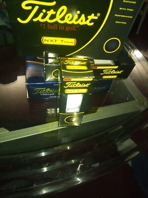 Pelotas de golf Titleist Nxt Tour - amarillas (3 pelotas) Foto 1 de 2