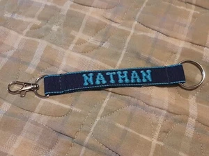 Llavero con correa con nombre bordado NATHAN, llavero con cierre (AZUL) - Imagen 1 de 2