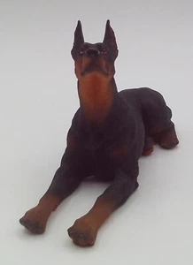 Statuina in resina Pacific Giftware Doberman Pinscher alta 4 3/8" x 1 1/2" x 2 3/4" - Foto 1 di 8