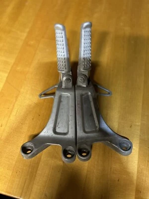 本田 2003 2004 CBR600RR 原始设备制造商后乘客脚凳脚踏支架钉 — 第 1/4 张图片