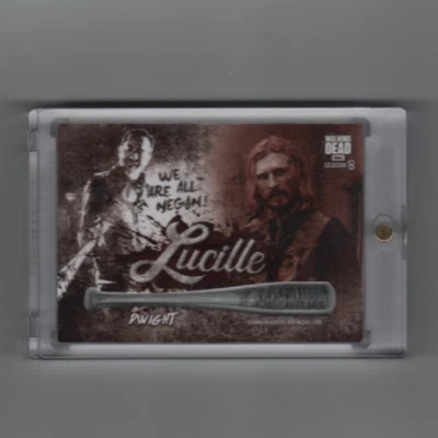 MEDALLÓN MURCIÉLAGO CONMEMORATIVO WALKING DEAD TEMPORADA 8 DWIGHT #/10 ¡EXCLUSIVO DE WALMART! Foto 1 de 2