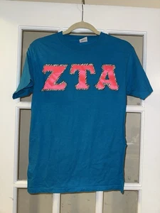 Camiseta ZTA Zeta Tau Alpha Sorority Letters Colegial Azul Grande Pequeño Regalo Pequeña - Imagen 1 de 3