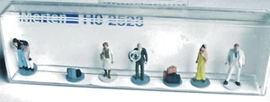 Merten OO/HO Gauge 2523 Pack of 5 x  Foreign Passengers/Pedestrians with Luggage - Picture 1 of 3