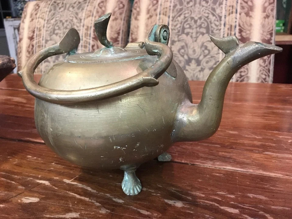 "Antigua tetera asiática de latón macizo con tallo de manzana tapa con patas bonita pátina 6,75"" T" Foto 1 de 4