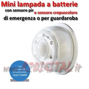 LAMPADINA LED A BATTERIE INFRAROSSI di MOVIMENTO SENSORE CREPUSCOLARE EMERGENZA - Picture 1 of 4