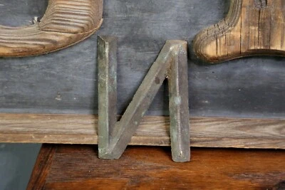 Letrero comercial antiguo de latón antiguo "N" arte popular emblema primitivo casa escolar Foto 1 de 4