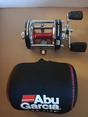 Abu Garcia Ambassadeur 6500CS Pro Rocket negro con carrete rojo con cubierta Foto 1 de 4