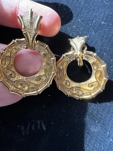 Pendientes de aldaba de puerta Coro con clip en tono dorado - Imagen 1 de 4