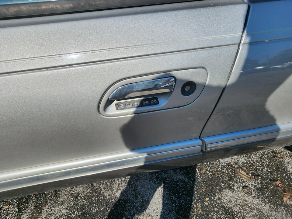 1998 99 2000 01 2002 LINCOLN CONTINENTAL LEFT FRONT EXTERIOR DOOR HANDLE SILVER Foto 1 de 1