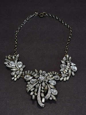 Collar babero J Crew Holiday con lazo de diamantes de imitación  Foto 1 de 4