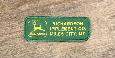 Parche de colección John Deer "Richardson Implement Co. Miles City, MT" Foto 1 de 2