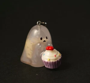 Lindo colgante fantasma hambriento triste con un cupcake - Imagen 1 de 1