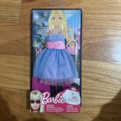 VESTIDO RARO 2009 BARBIE FASHIONS AZUL/ROSA BABADO SALTO E BOLSA NOVO NA CAIXA - Imagem 1 de 4