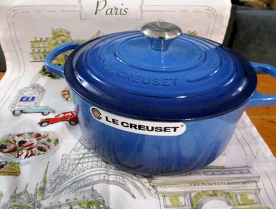 Le Creuset Azure 5.5 qt Signature round Dutch oven NWT Free Shipping - Image 1 of 4
