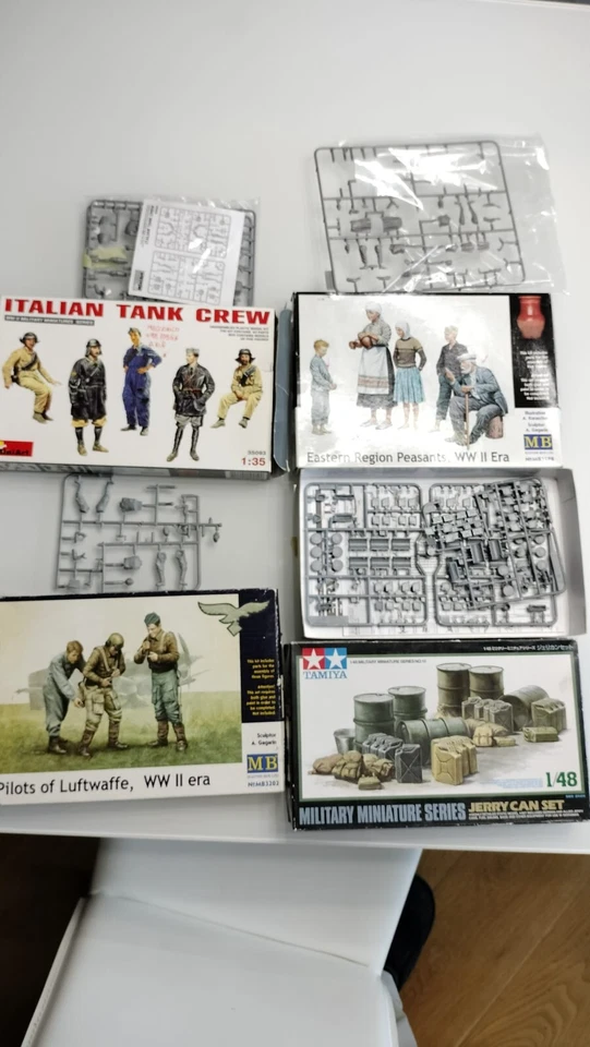 4 KIT SOLDATI E BIDONI USATI E NON COMPLETI --D3 - Immagine 1 di 1