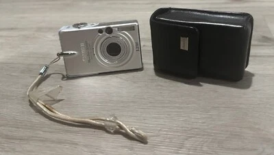 Vtg CANON PowerShot SD200 Digital Elph 3.2MP 3x Zoom FOR PARTS/REPAIR UNTESTED - Image 1 of 4