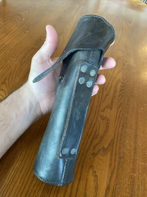 Coldre antigo de couro e latão para mira telescópica de vidro espião 9”x2,25” diâmetro com alça de cinto - Imagem 1 de 4
