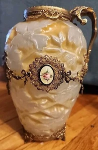 Ormolu Floral gelb satiniert Glas Vase Messing Porzellan Medaillon 12" x 8" - Bild 1 von 24