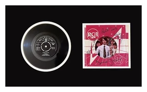 The Monkees signierte Schallplattenhülle doppelt mattiert und museal gerahmt fertig zum Aufhängen - Bild 1 von 3