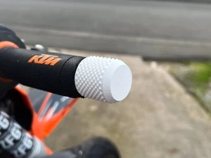 Lenkerenden / Bar Ends Universal für Motorrad (Enduro / Supermoto) | WEISS - Picture 1 of 3