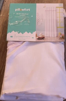 Panel superpuesto transparente con volantes laterales plisados apagones 84" - Pillowfort blanco y rosa Foto 1 de 4