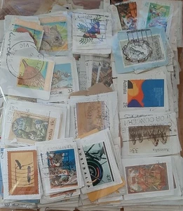 x(AUS-M07) AUSTRALIA Kiloware On PAPER - mixture of 700~ stamps small duplicates - Picture 1 of 5