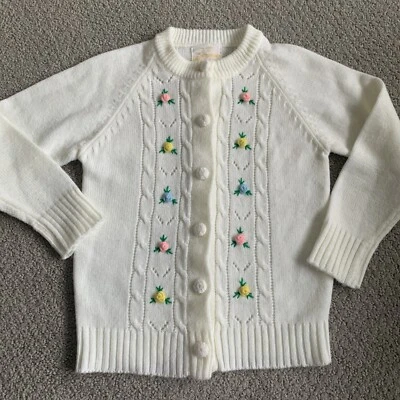 Cárdigan tejido con cable blanco vintage para niñas talla 6 Hudson’s años 60 acrílico con rosetas Foto 1 de 4