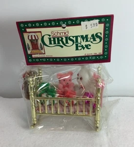 Schmid Vintage Weihnachtsschmuck Teddybären in Krippe mit Geschenken Neu aus altem Lagerbestand - Bild 1 von 4