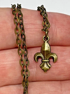 "Collar colgante de bronce antiguo Fleur De Lis cadena de 20"" flor de lirio NUEVO Foto 1 de 4