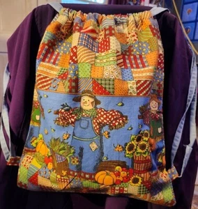 Handgefertigter Rucksack mit Kordelzug und Herbstmotiv mit Vogelscheuche Stoff - Bild 1 von 1