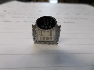 1964 ISLE OF MAN TT ENAMEL PIN LAPEL BADGE MOTORCYCLE RACING MANX - Picture 1 of 3