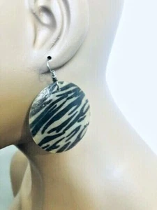 Pendientes de gancho de declaración círculo a rayas cebra gris - Imagen 1 de 2