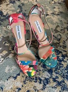 Steve Madden Damen Absätze glücklich Blumenmuster Aquarell offene Zehenpartie Größe 6,5 - Bild 1 von 5
