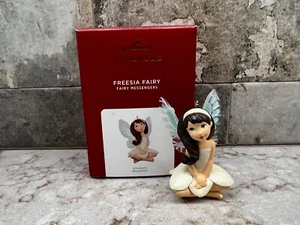 Hallmark 2021 Fairy Messengers Freesia Fairy Ornament..Neu in OVP - Bild 1 von 3