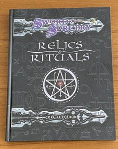 Sword & Sorcery Relics & Rituals Core Rulebook (Dungeons & Dragons) Hardback - Foto 1 di 5