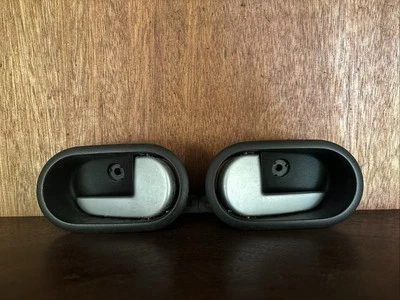 FORD FUSION/FIESTA MK6 - NS MANIJA INTERIOR PUERTA PASAJERO IZQUIERDO 6S61A22601AAW Foto 1 de 2