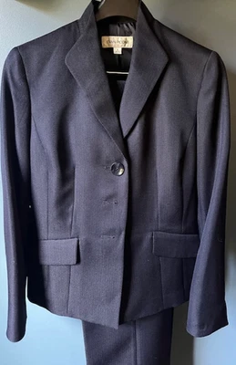 Evan-Picone two-piece navy blue pant suit – size 4 - Image 1 of 2