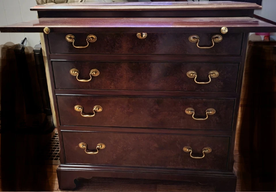 Cofre de soltero vintage Henkel Harris Virginia Galleries de caoba con cuatro cajones Foto 1 de 4