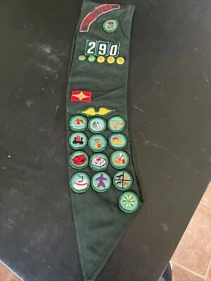 Faixa escoteira vintage anos 70 com emblemas de mérito adesivos pinos - Imagem 1 de 4