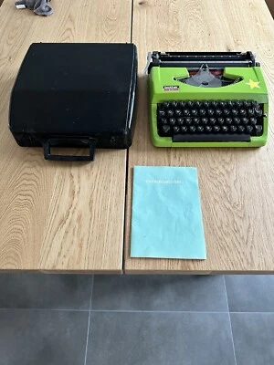 Typewriter Reiseschreibmaschine Brother 210 gruen Schreibmaschine analog - Bild 1 von 4