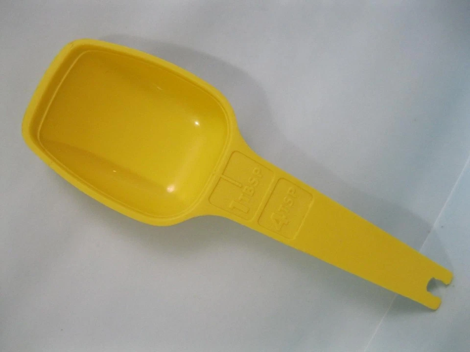 EXCLNT Vintage GOLD YELLOW Tupperware Measuring SPOON 1 ½ TBL Tablespoon 4 tsp - Image 1 of 1