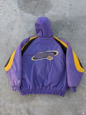Chaqueta acolchada con capucha vintage años 90 Logo 7 Los Angeles Lakers púrpura amarillo NBA XXL Foto 1 de 4