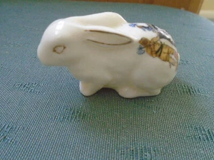 ELSTREE CREST HERTFORDSHIRE - MODEL OF A RABBIT - ARCADIAN CRESTED CHINA - Picture 1 of 5