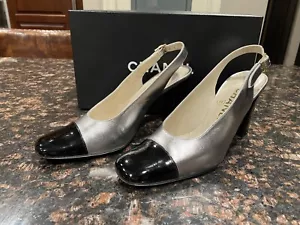 Chanel Slingback tacchi punta a punta argento e nero taglia 37,5 con scatola in perfette condizioni - Foto 1 di 16