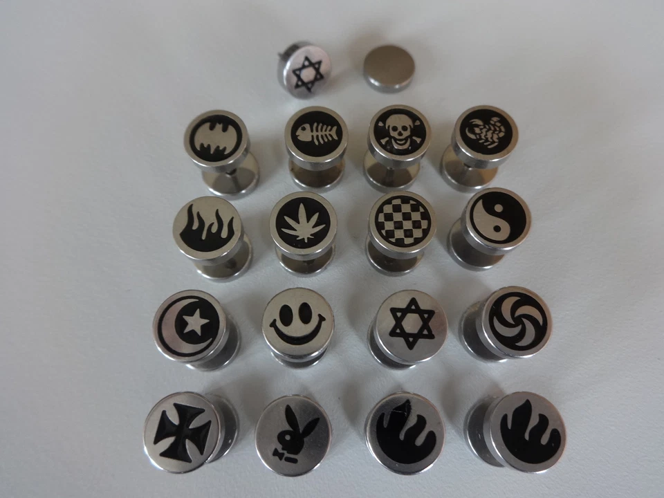 1 Falso Orecchio Cheater Tunnel Plug Laser Skorpion Smiley Cannabis Skull Batman - Immagine 1 di 1