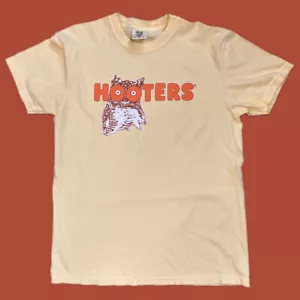 VINTAGE VIBES: CAMISETA HOOTERS CLÁSICA - Imagen 1 de 1