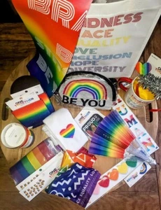 PRIDE Gear! Koozies, Kerzen, Bauchtaschen, Banner, Fahnen, Stirnbänder, Socken & mehr - Bild 1 von 48
