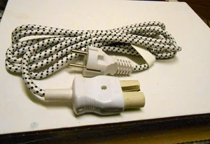 Heißgeräte Anschlusskabel alte Norm für Hörnchen- und Waffeleisen usw. 2,8m. - Bild 1 von 2